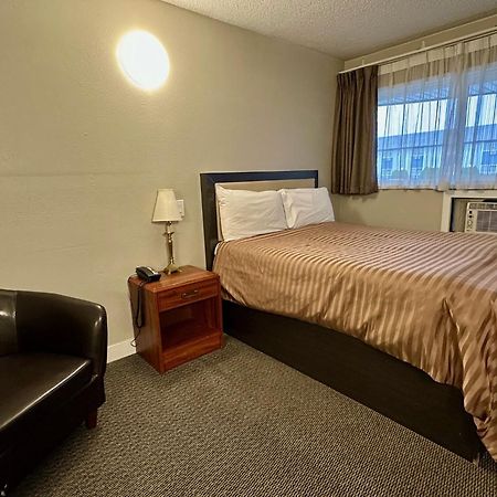 Valemount Vacation Inn Bagian luar foto