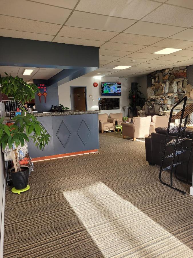 Valemount Vacation Inn Bagian luar foto