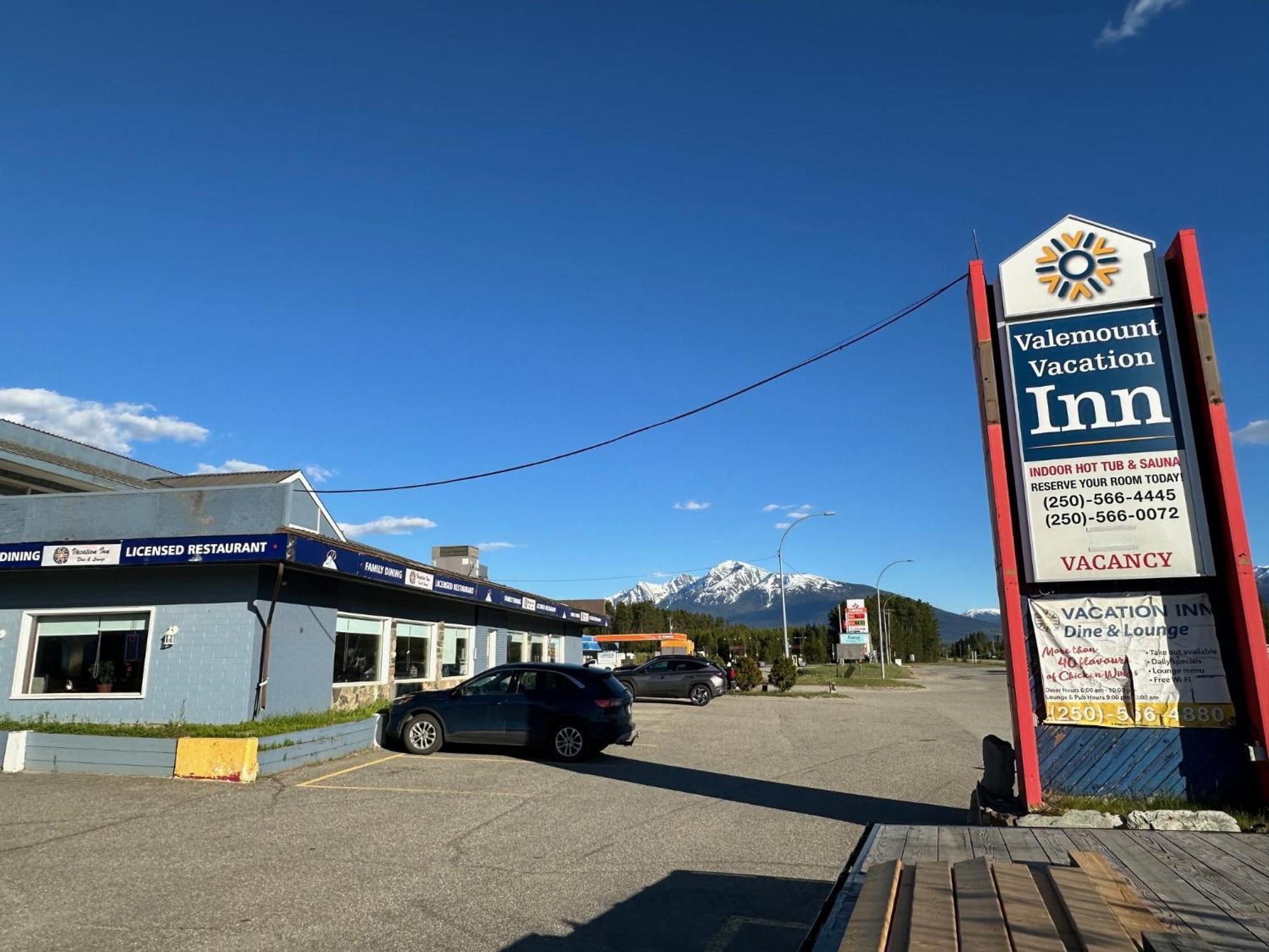 Valemount Vacation Inn Bagian luar foto