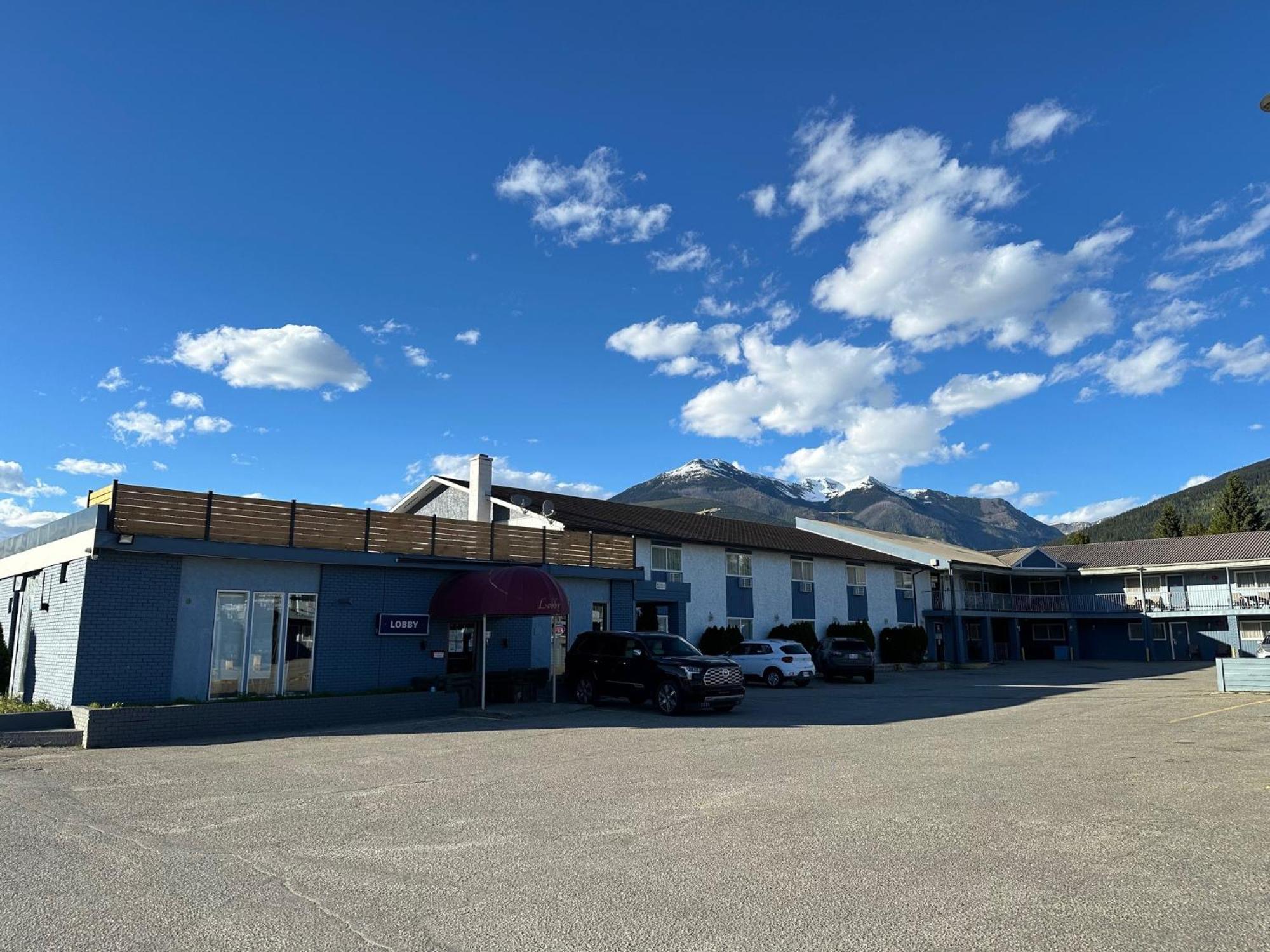 Valemount Vacation Inn Bagian luar foto