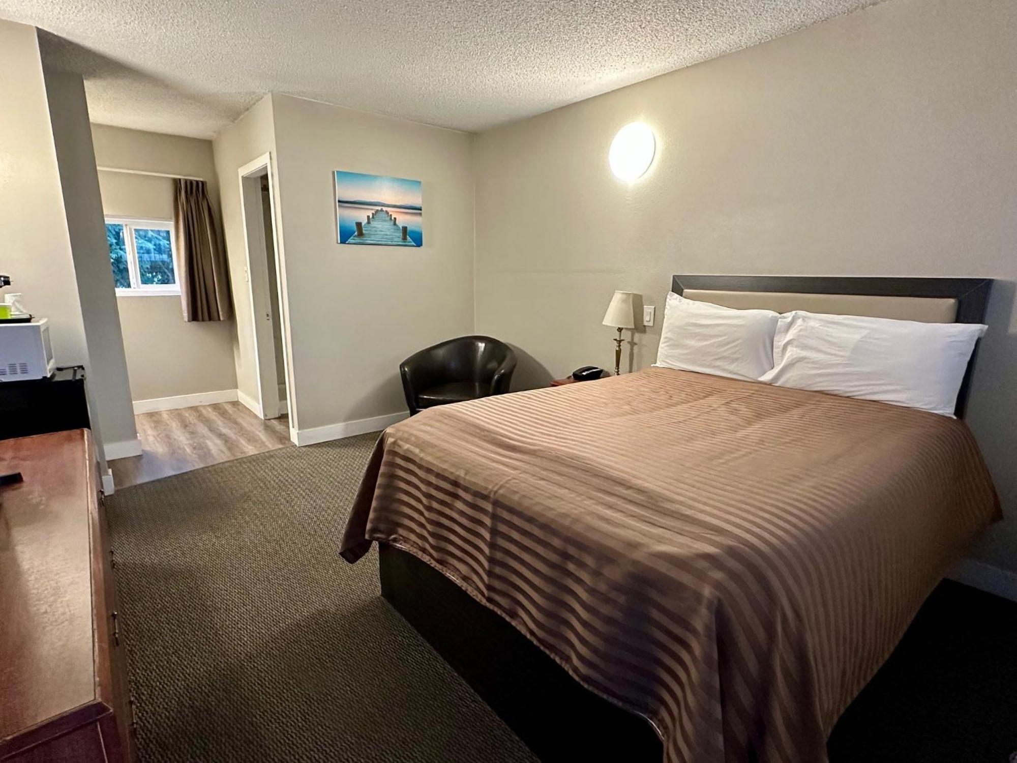 Valemount Vacation Inn Bagian luar foto