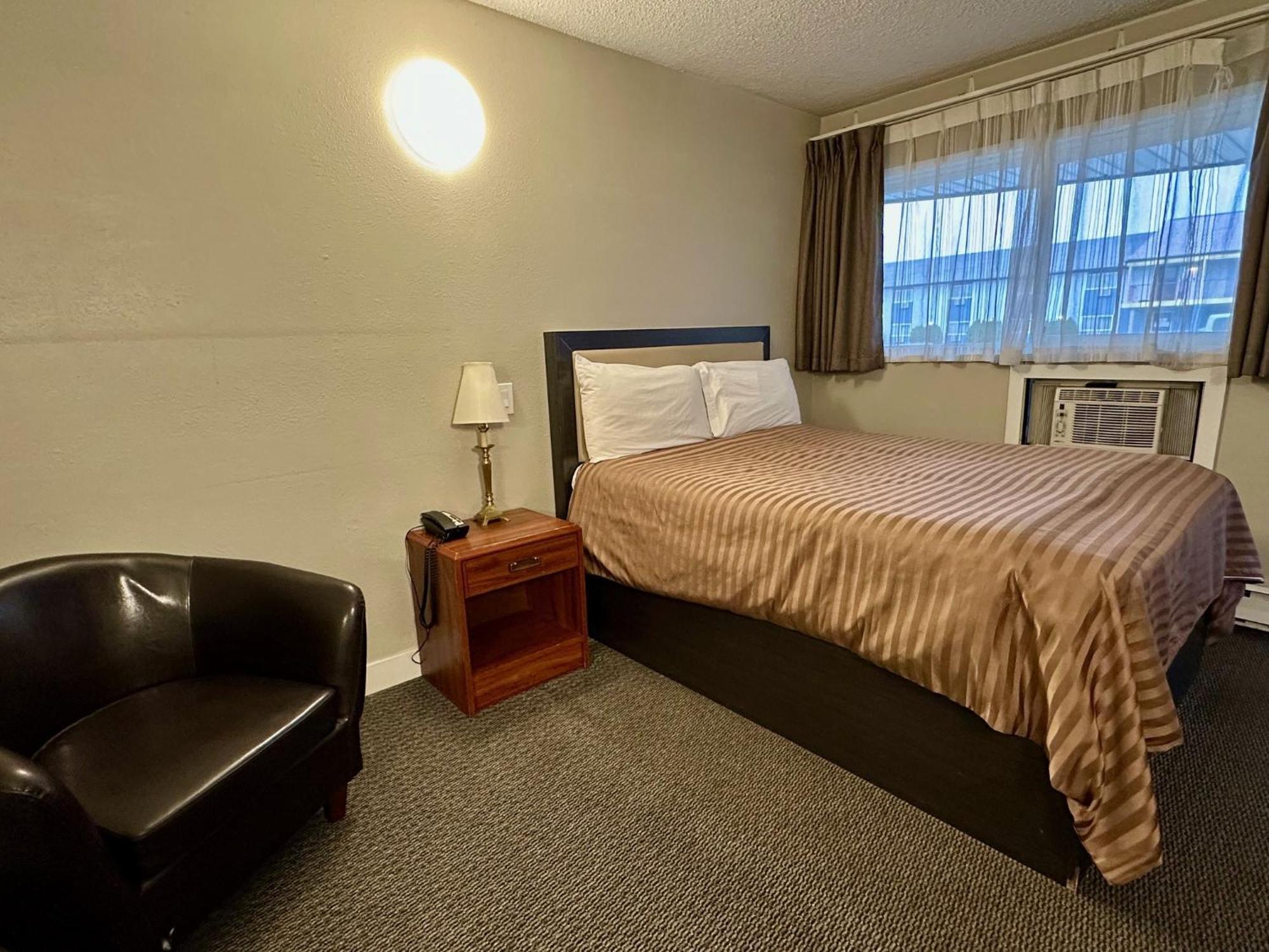 Valemount Vacation Inn Bagian luar foto