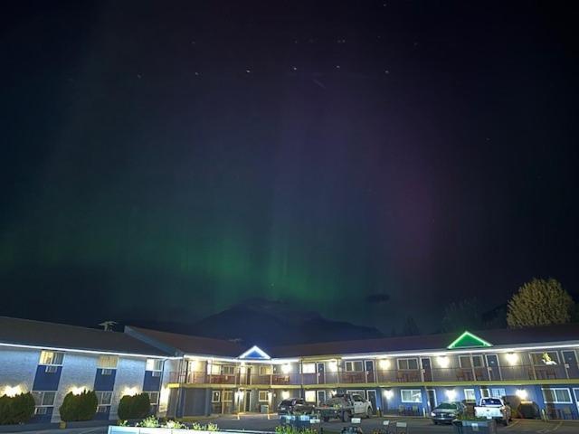 Valemount Vacation Inn Bagian luar foto