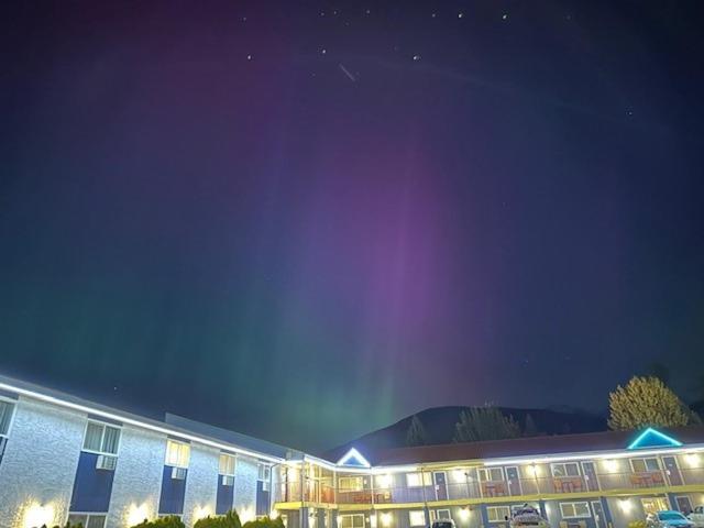 Valemount Vacation Inn Bagian luar foto