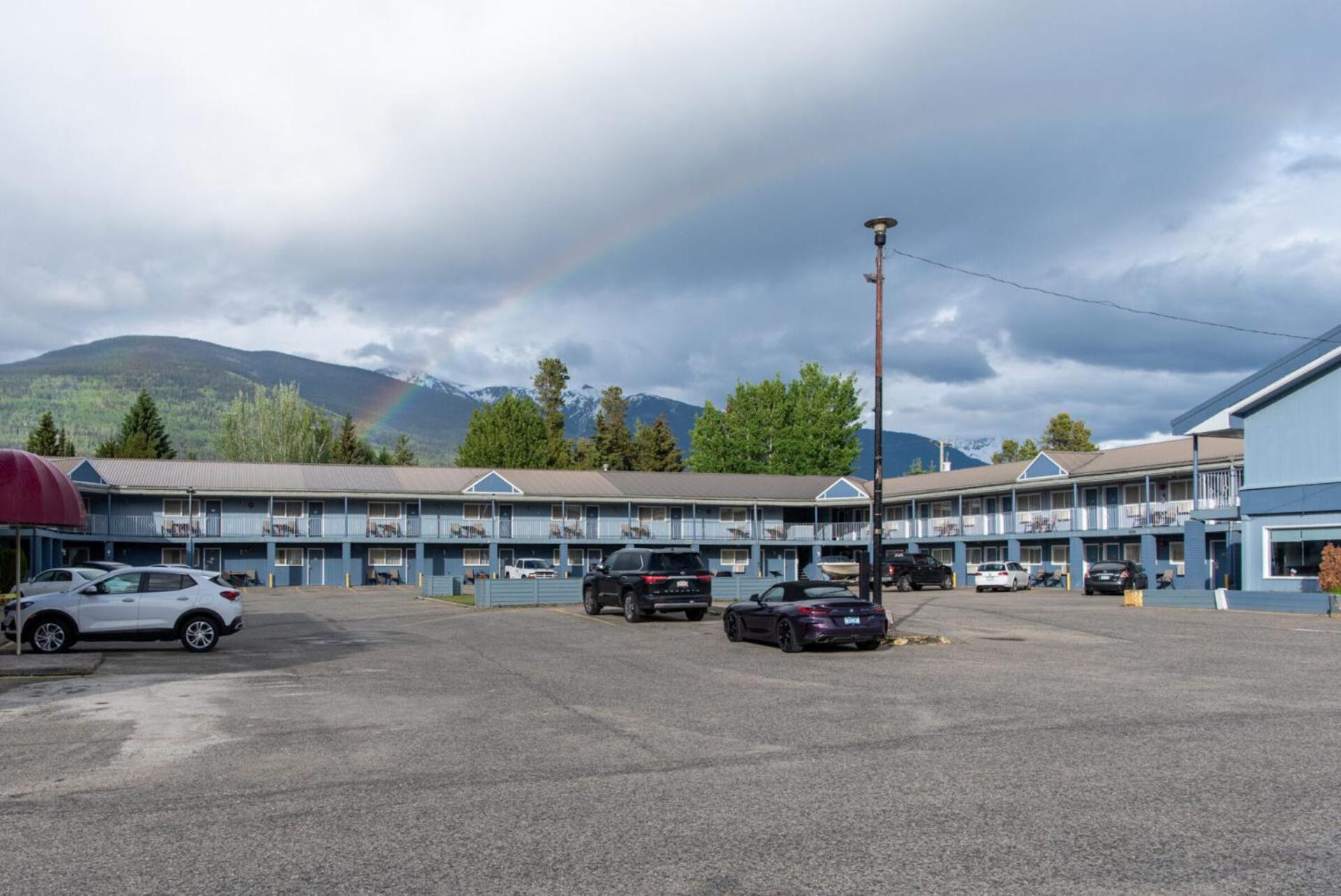 Valemount Vacation Inn Bagian luar foto