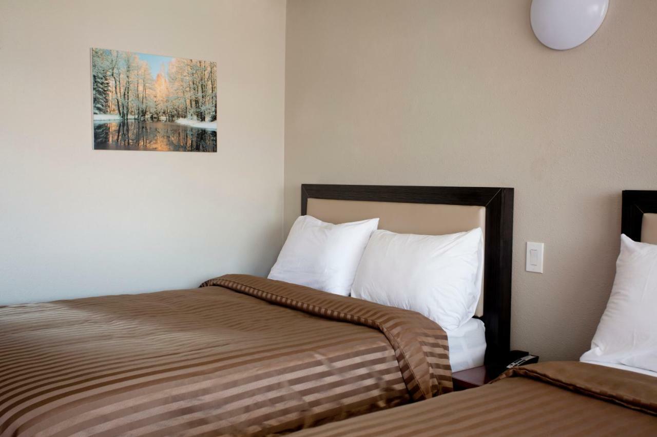 Valemount Vacation Inn Bagian luar foto