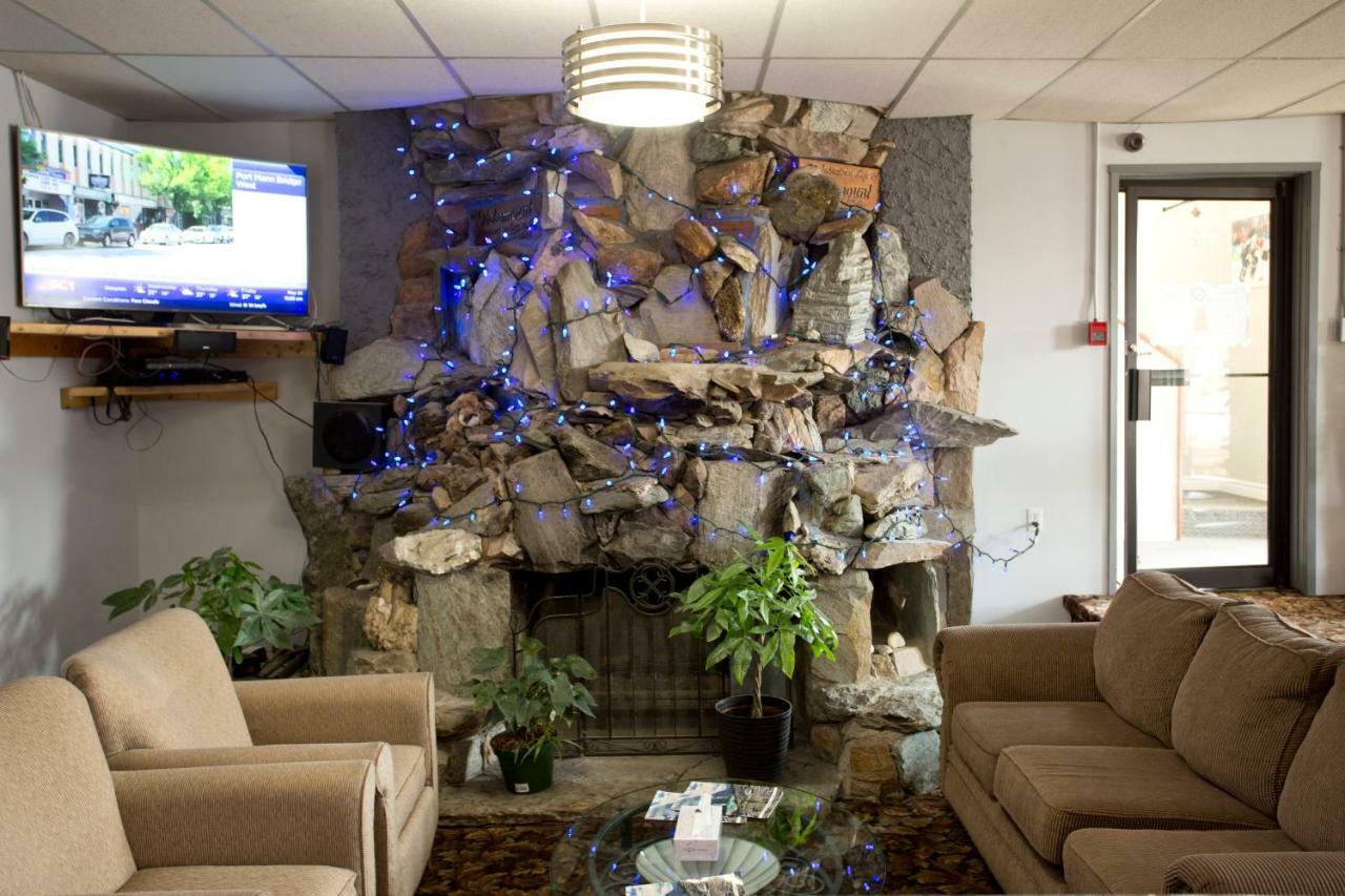 Valemount Vacation Inn Bagian luar foto