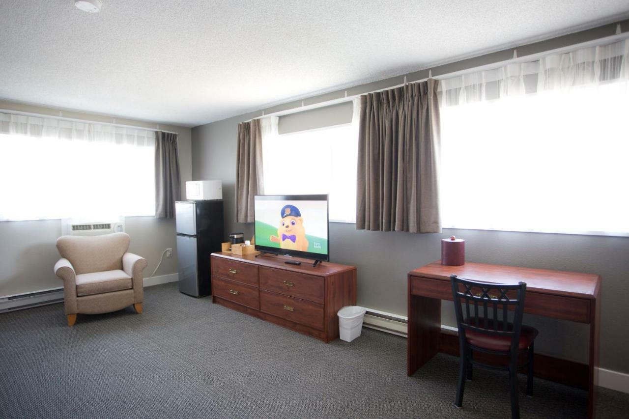 Valemount Vacation Inn Bagian luar foto